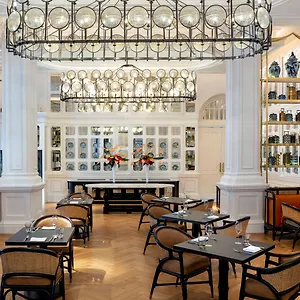 Raffles 5* Singapore